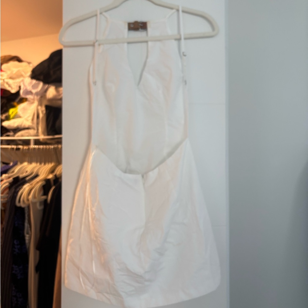 Elegant White Sleeveless Dress